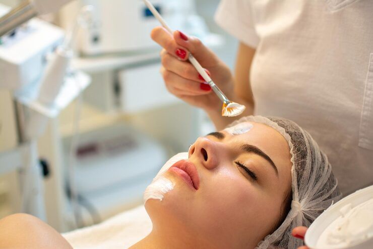 face-peeling-mask-spa-beauty-treatment-skincare-woman-getting-facial-care-by-beautician-spa-salon_928174-12710